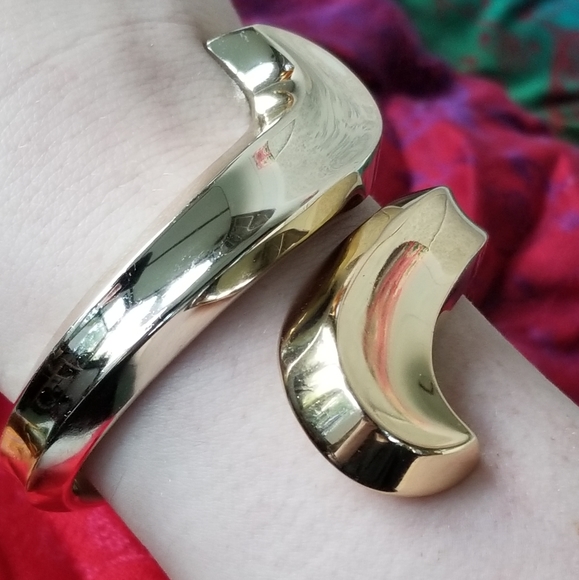 Vintage Crown Trifari bracelet bypass clamper gold tone spring hinge - Picture 3 of 11